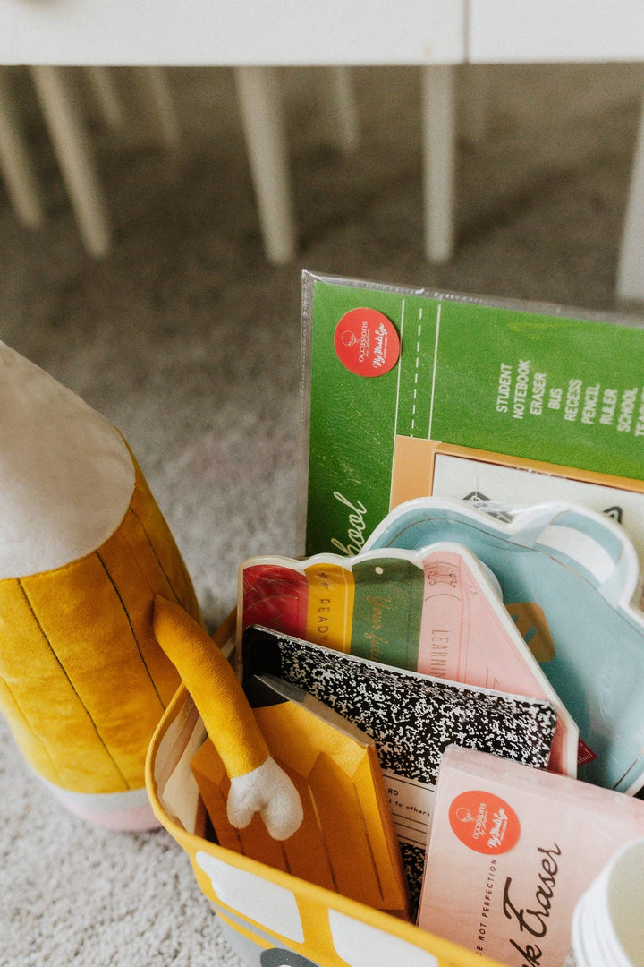 BTS1045 - Stack of Books Paper Plate My Mind’s Eye