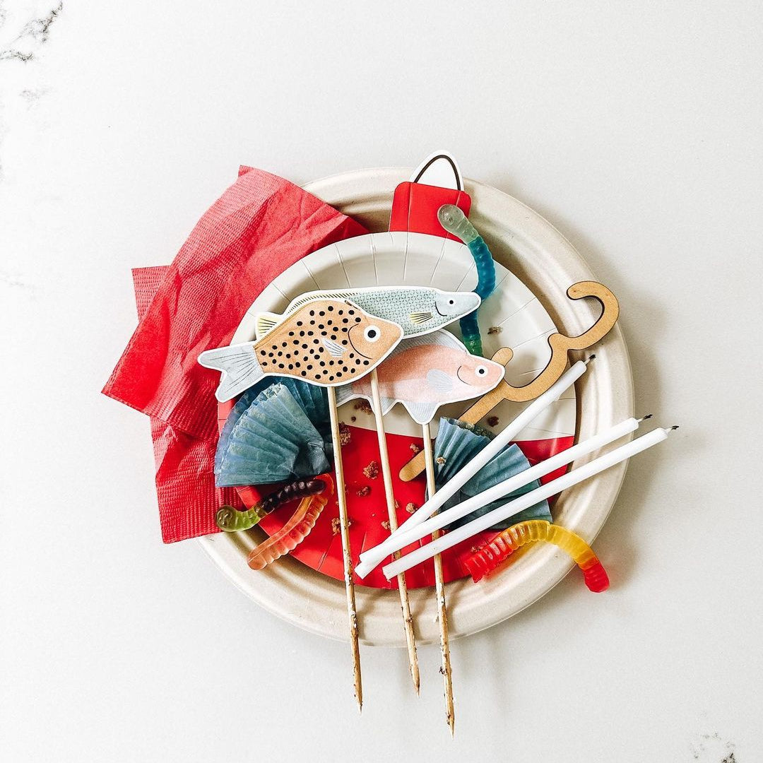 Vintage golf-themed kids party with green and gold tableware, balloons, and festive decor – Josi James Party of the Month